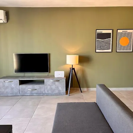 Apartment Spacious 3 Bedroom With Balcony & Ac