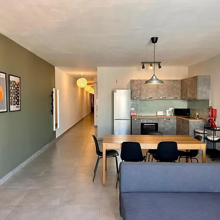 Spacious 3 Bedroom With Balcony & Ac Apartment *