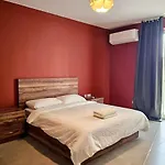 Spacious 3 Bedroom With Balcony & Ac アパート