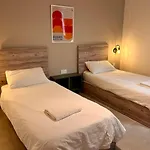 Spacious 3 Bedroom With Balcony & Ac アパート