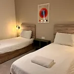 Spacious 3 Bedroom With Balcony & Ac アパート セント・ポールズ・ベイ