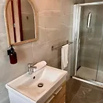 Spacious 3 Bedroom With Balcony & Ac アパート セント・ポールズ・ベイ