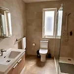 Spacious 3 Bedroom With Balcony & Ac アパート
