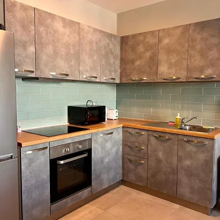 Apartment Spacious 3 Bedroom With Balcony & Ac
