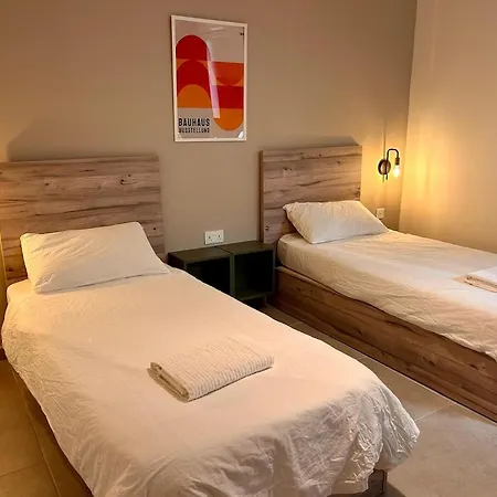 Spacious 3 Bedroom With Balcony & Ac 아파트