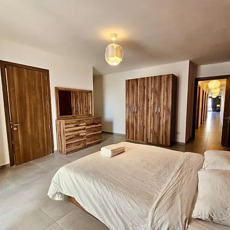 Spacious 3 Bedroom With Balcony & Ac Apartment