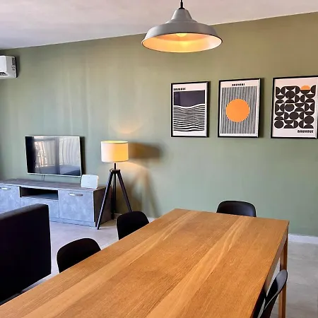 Apartment Spacious 3 Bedroom With Balcony & Ac