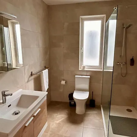 Spacious 3 Bedroom With Balcony & Ac Apartmán