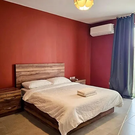 Spacious 3 Bedroom With Balcony & Ac Διαμέρισμα